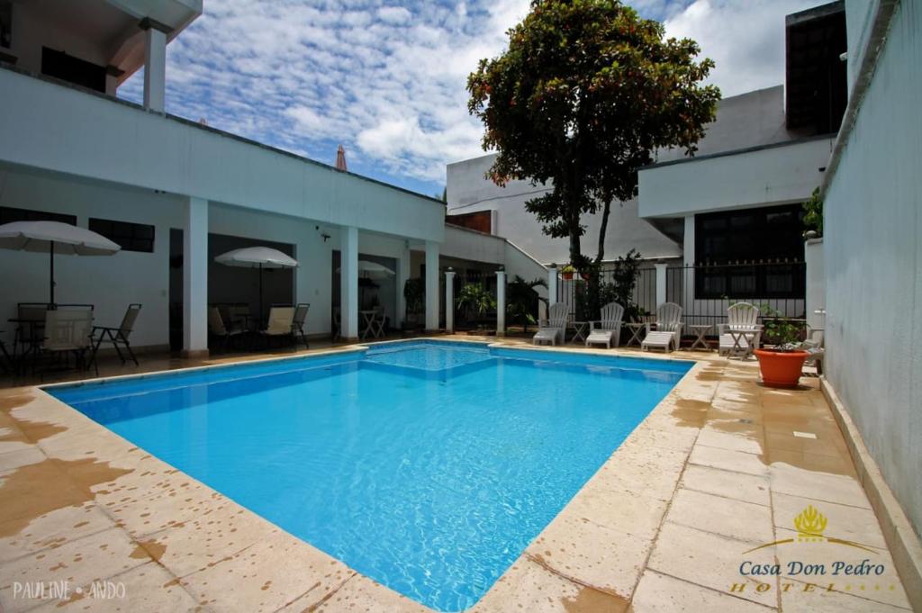 圣佩德罗拉拉古纳Hotel Casa don Pedro的一座大型蓝色游泳池,位于大楼旁边