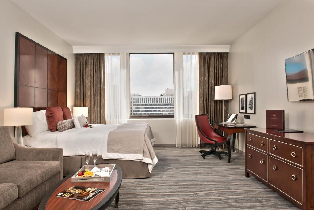 旧金山多纳特罗俱乐部酒店的酒店客房配有一张床、一张沙发和一张书桌。