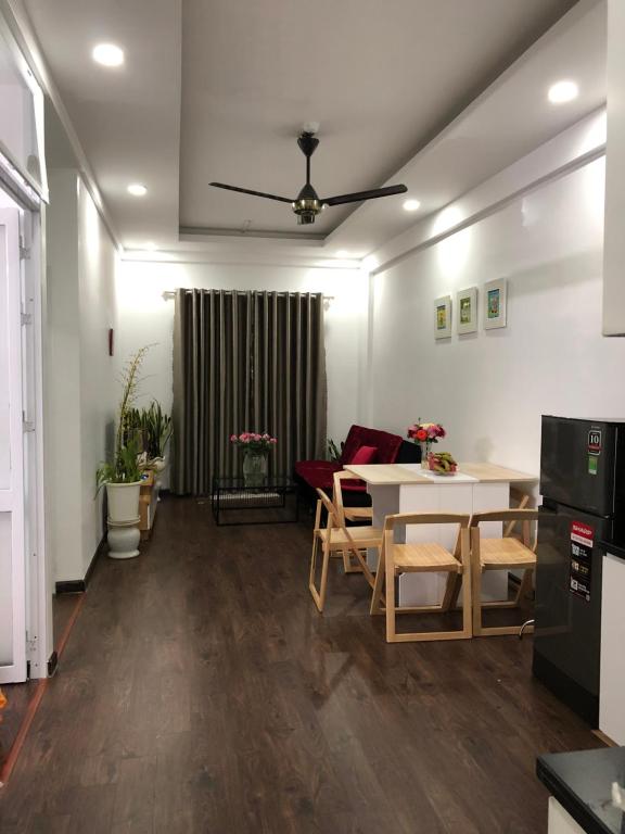 大叻Góc Nhỏ Đà Lạt的厨房以及带桌椅的起居室。
