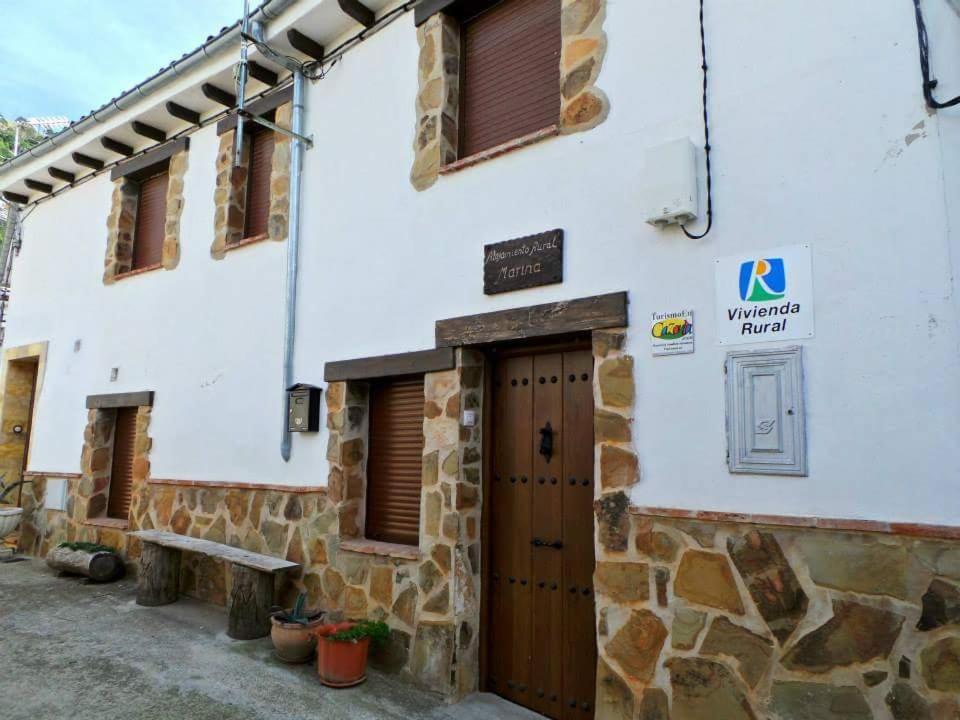 布伦切尔Alojamiento Rural Marina的白色的建筑,有门和标志