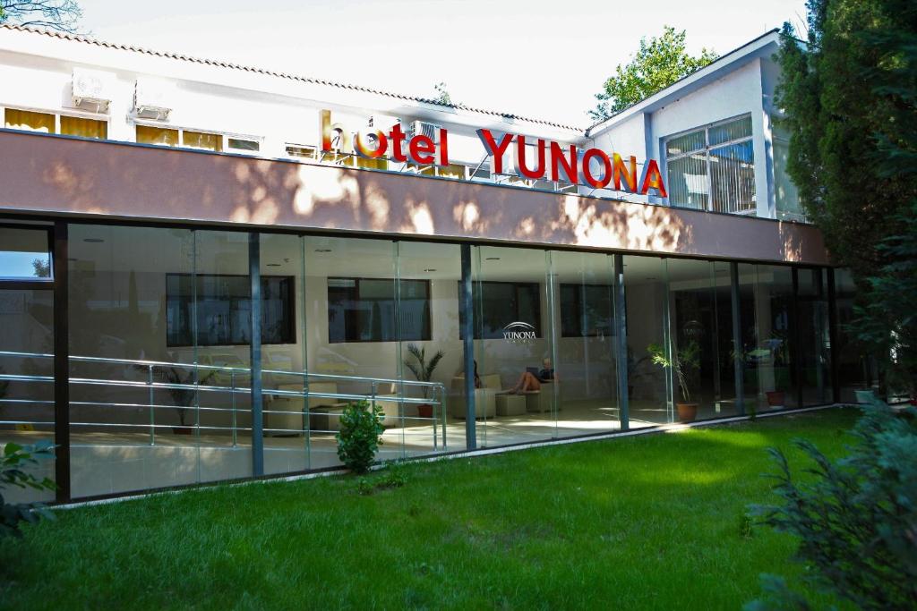 阳光海滩Hotel Yunona - All Inclusive的一座有印有收益符号的建筑物