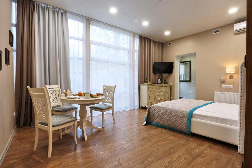圣彼得堡UHOTEL的酒店客房带一张床、一张桌子和椅子