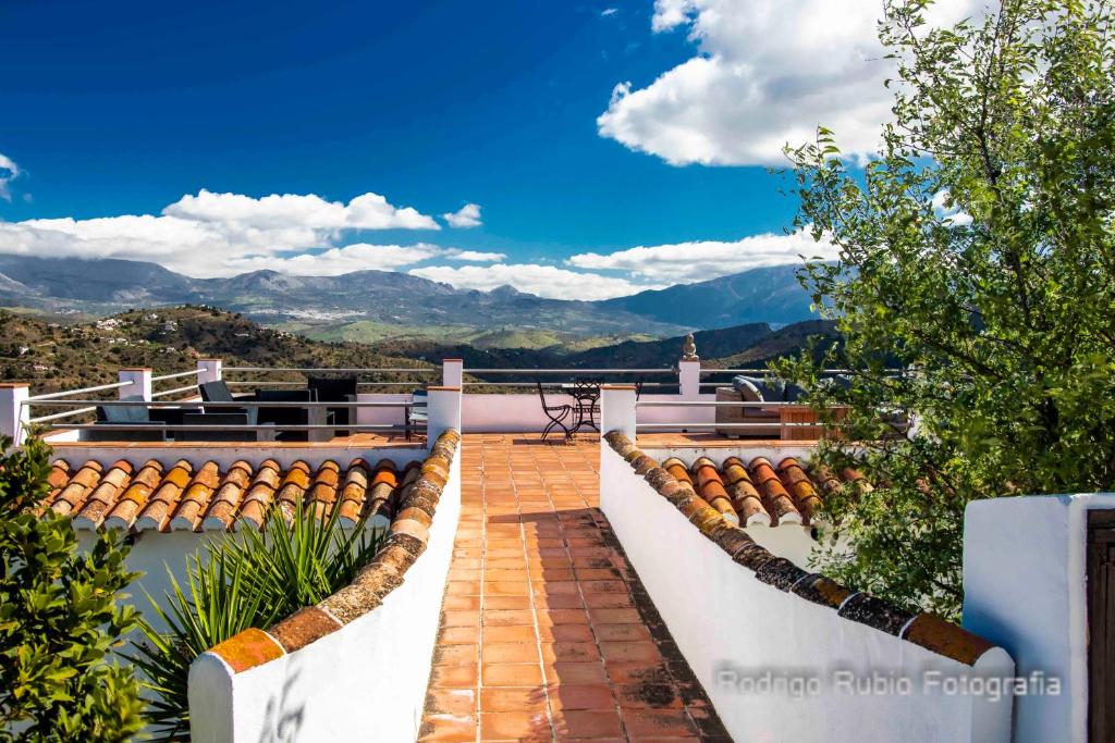 Comares万岁西班牙酒店的房屋的阳台享有风景。
