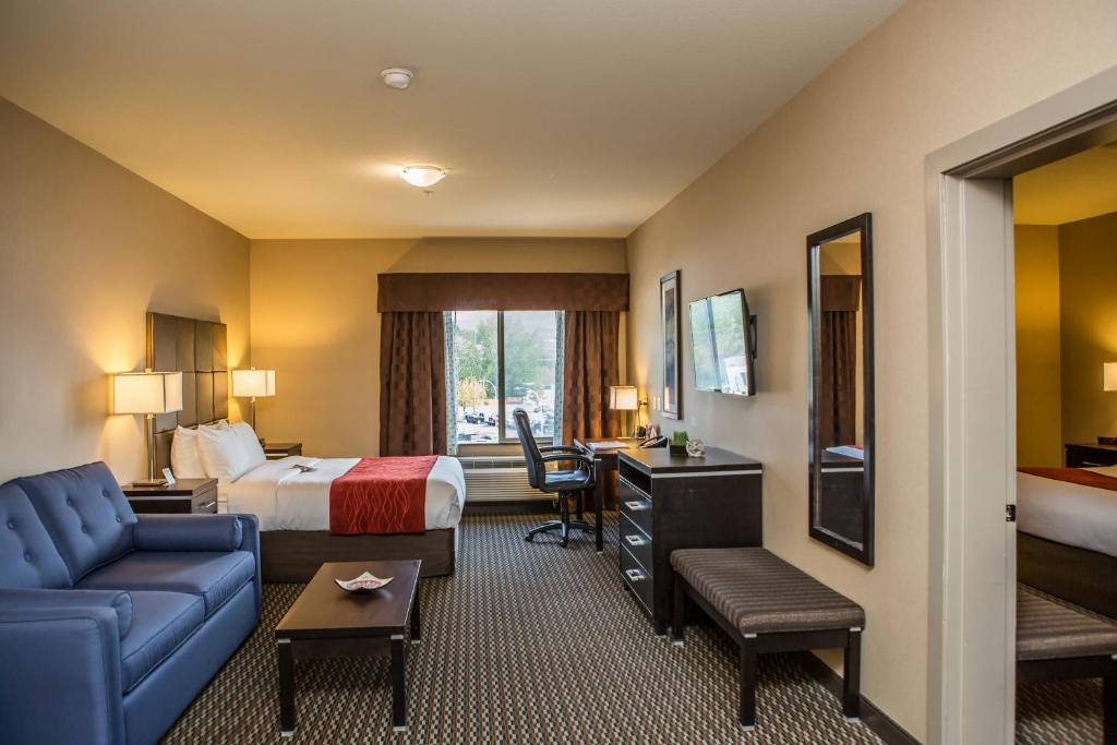 基洛纳基洛纳舒适套房酒店的酒店客房配有一张沙发和一张书桌