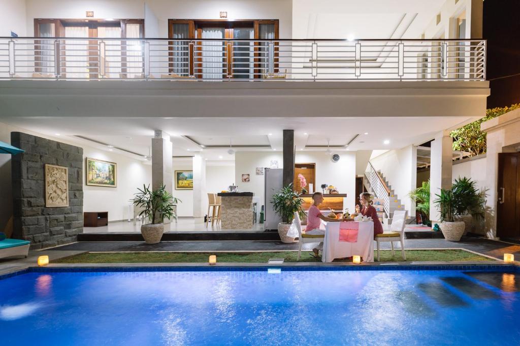 努沙杜瓦Kubu Benoa Guest House的别墅 - 带游泳池和客厅