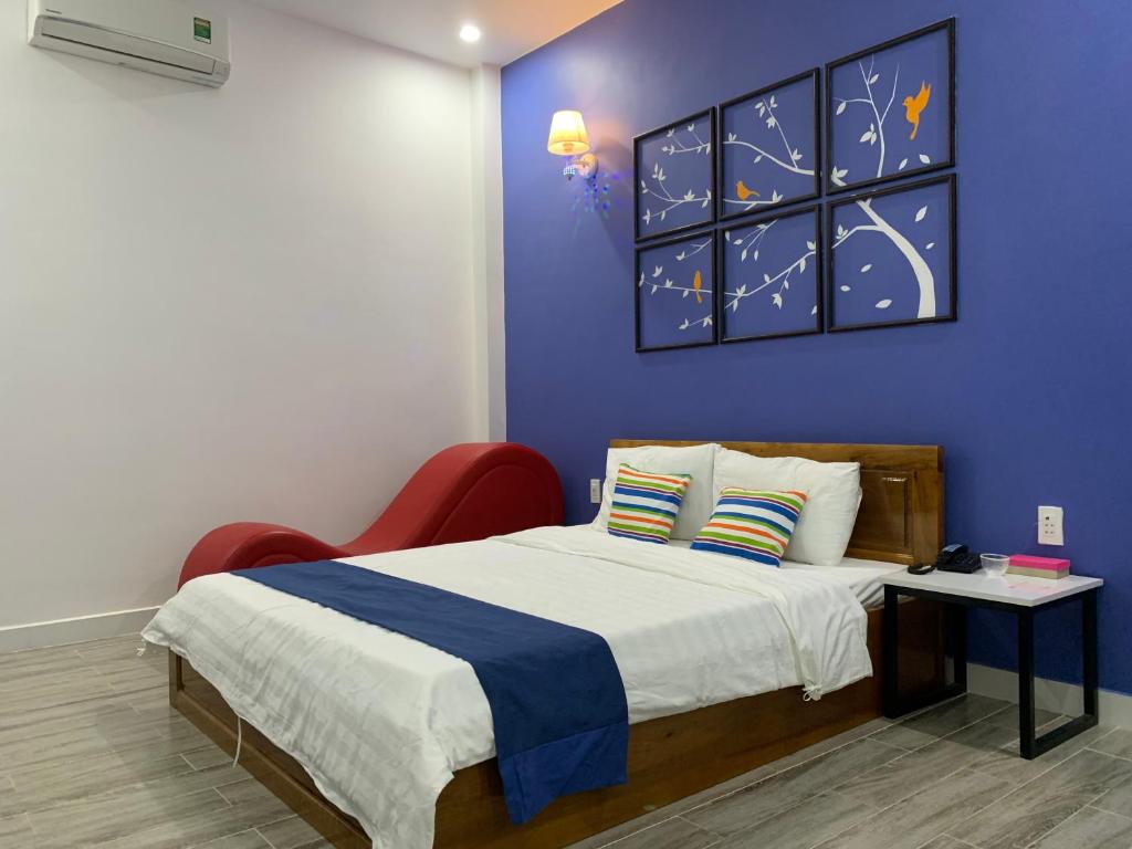 Cao LãnhKhách sạn Đăng Khoa的一间卧室设有一张床和蓝色的墙壁