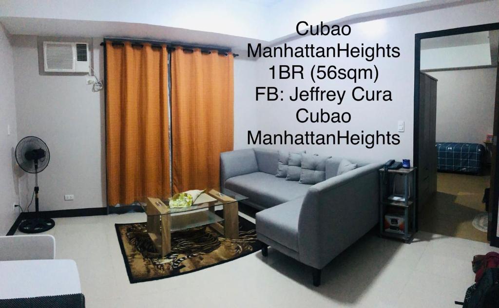 马尼拉Cubao ManhattanHeights Unit 7EF Tower B, 1BR的客厅配有沙发和桌子