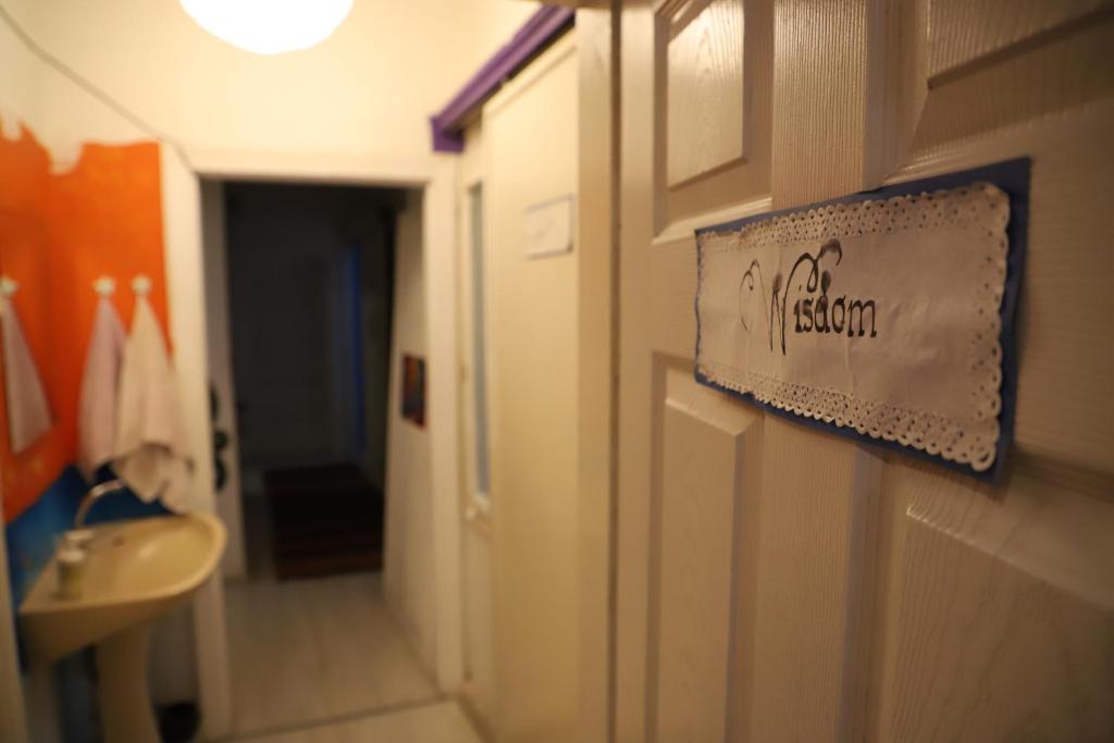 伊兹密尔香缇鸿旅舍的浴室墙上的标志