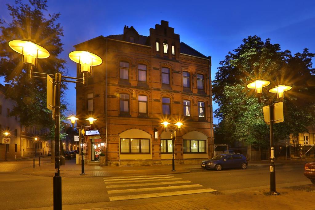 希尔德斯海姆1891希尔德斯海姆精品酒店的建筑前有路灯的建筑