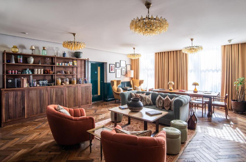 伦敦海德公园本地公寓的带沙发、椅子和桌子的客厅