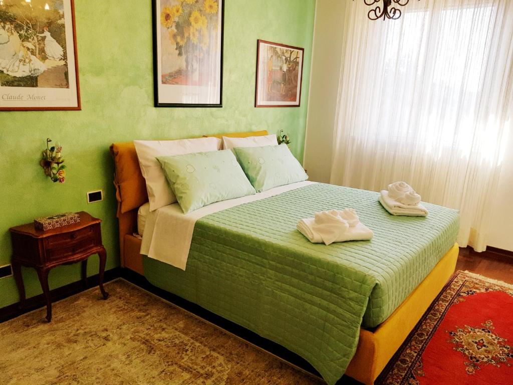 蒙卡尔沃Moncalvo in Relax的绿色卧室,配有带毛巾的床