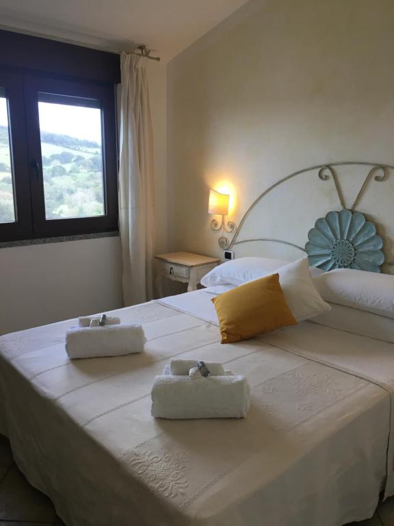 阿列恩图索尔根特酒店的卧室配有一张白色大床和两条毛巾