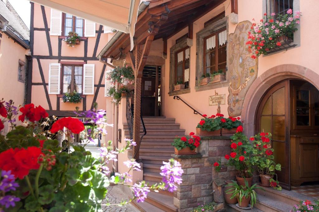 米泰尔贝尔甘拉格丽芙弗因瑞辛多尔餐厅及酒店的一座鲜花盛开的老房子