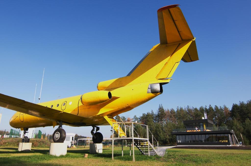 YurovYellow Plane的一架黄色飞机在场上显示