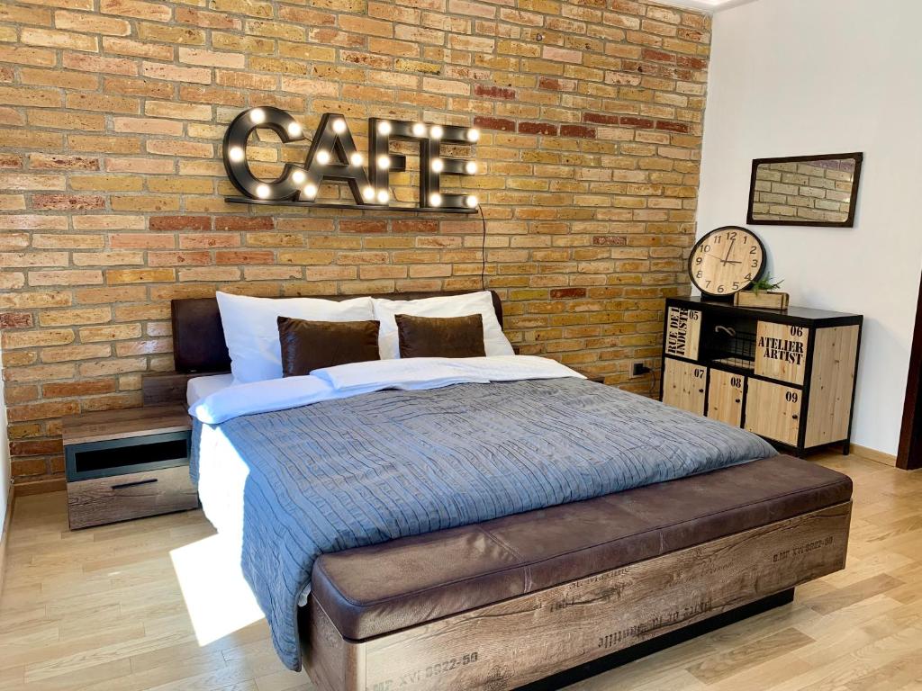 克拉根福Sandra's Lounge的一间卧室设有一张床和砖墙