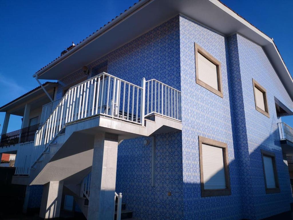 Vila ChãBlue Tex的蓝色的建筑,旁边设有楼梯