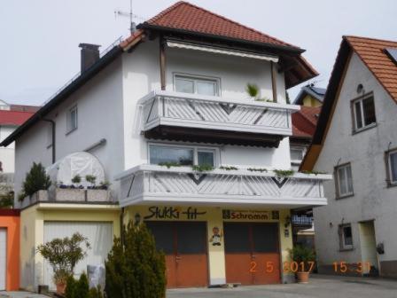 达森多夫Ferienwohnung Hops的一座白色的建筑,上面设有一个阳台