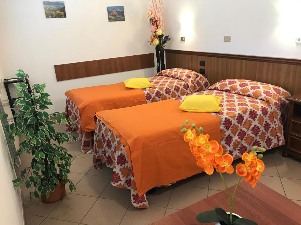 克罗多B&B da Giorgia的配有橙色床单的客房内的两张床