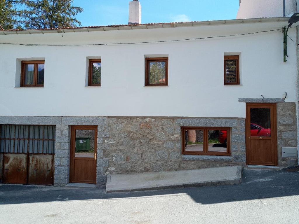 塞尔塞迪利亚La Parra de Pepa的白色的房子,设有木门和窗户