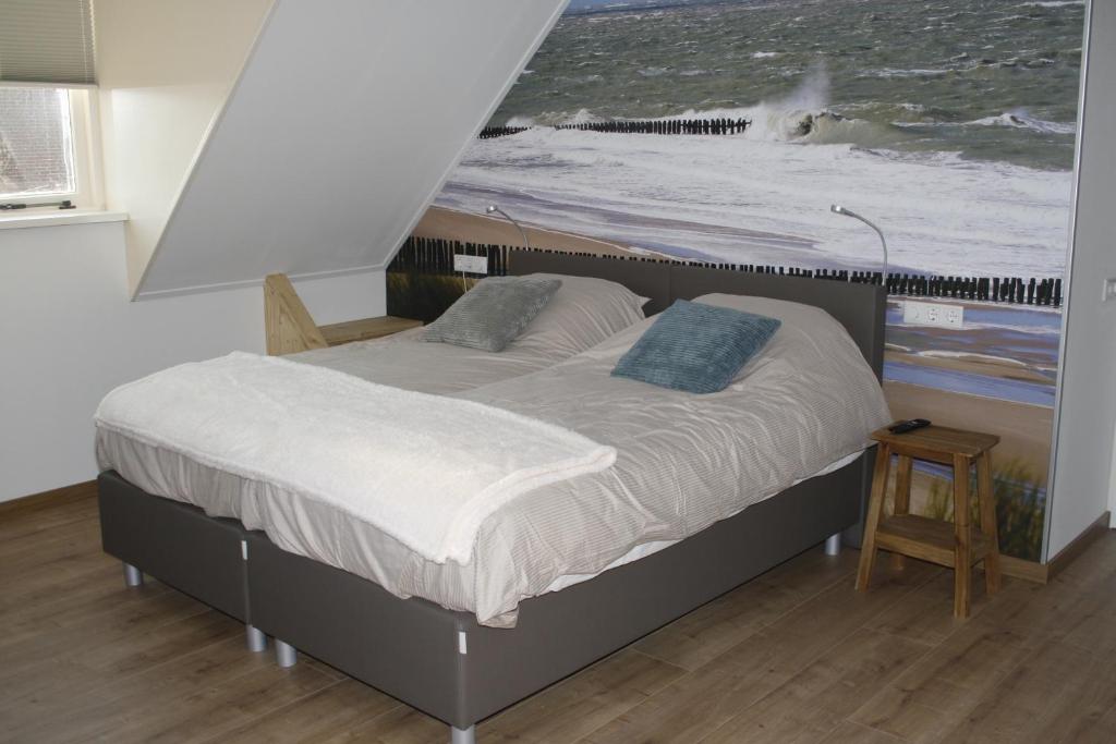 栋堡Hiltop的卧室内的一张床铺,享有大海美景