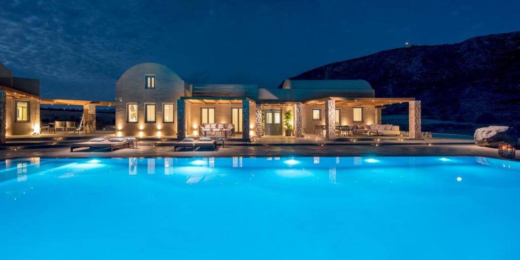 维查德Cellaria Estate Exclusive的一座大型游泳池,在晚上在房子前面