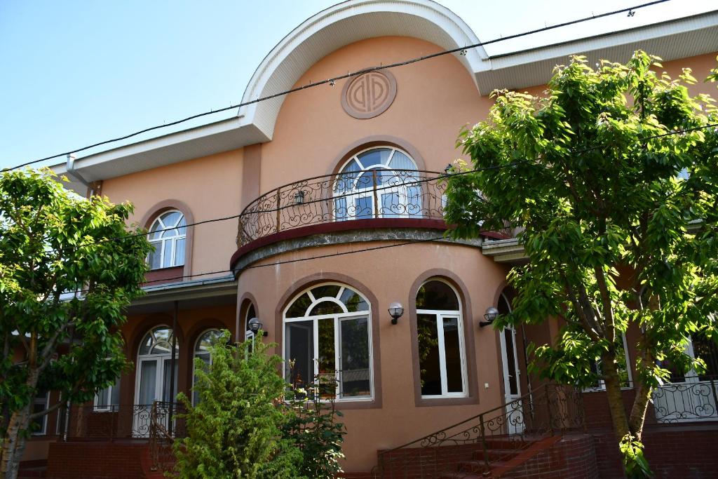 塔什干Nurziyo Guest House的一座带阳台的建筑