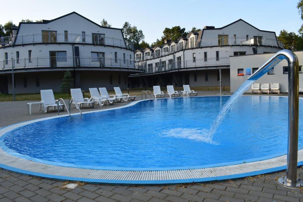 波别罗沃Apartament Silence Gold Club的中央设有喷泉的游泳池