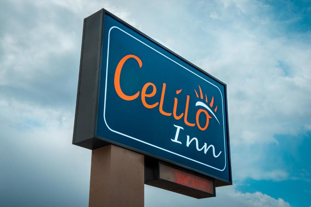 威廉姆斯Celilo Inn的柱子上的卡里弗尼亚旅馆标志