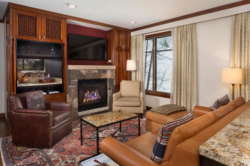 The Ritz-Carlton Club, Two-Bedroom Residence 8410, Ski-in & Ski-out Resort in Aspen Highlands的休息区