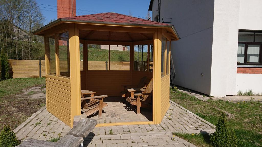 阿卢克斯内Brīvdienas的木制凉亭配有桌子和长凳