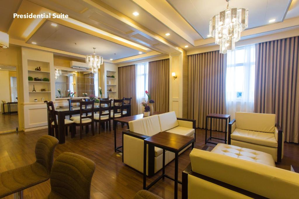 伊洛伊洛Iloilo Gateway Hotel and Suites的一间带桌椅的餐厅和一间用餐室