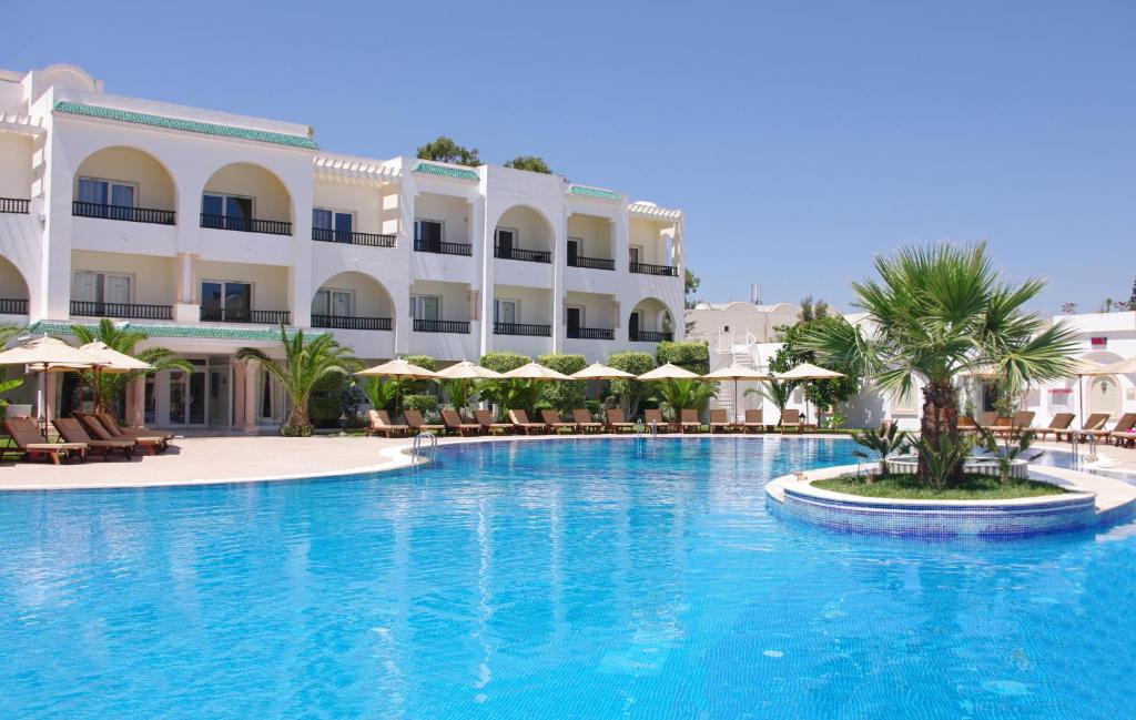 哈马马特诺扎皇家酒店 的酒店前方的大型游泳池