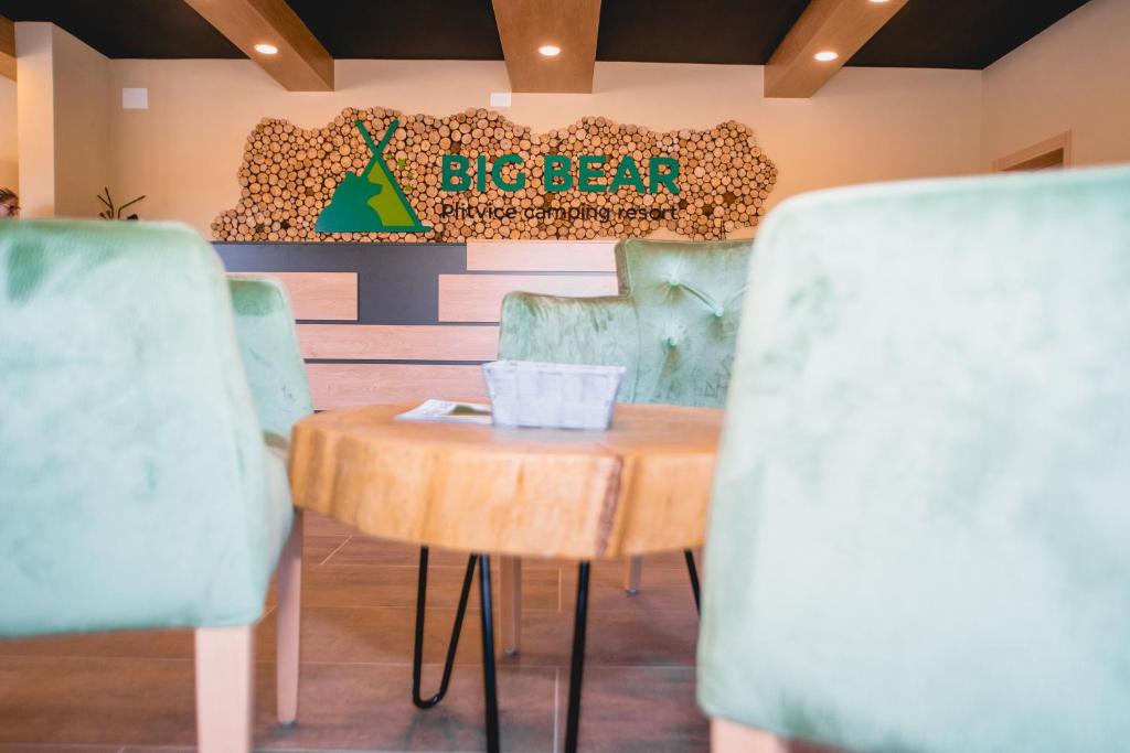 Donji Babin PotokBig Bear Plitvice Nature Resort的椅子房间里一个大熊的标志