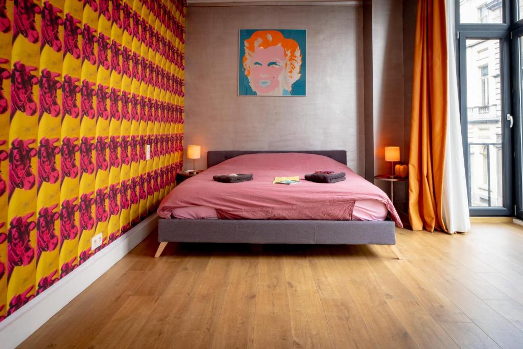 根特Quartier Leonard的一间卧室配有一张带彩色墙壁的床