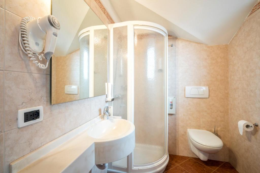 塞格扎诺阿里皮拉米德酒店的带淋浴、盥洗盆和卫生间的浴室