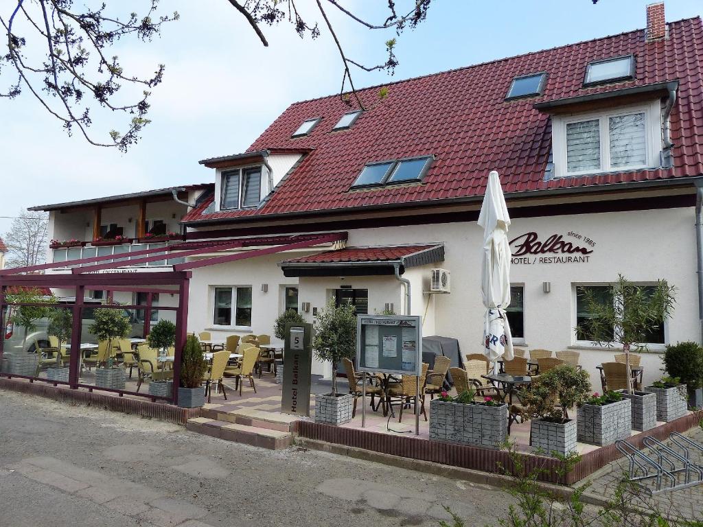 瑟梅尔达Hotel/Restaurant Balkan的餐厅前面设有桌椅