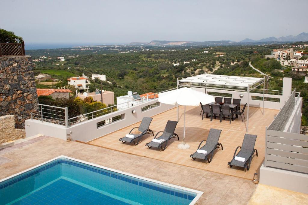 圣特里亚斯Villa Belair的一座别墅,在一座建筑的顶部设有一个游泳池