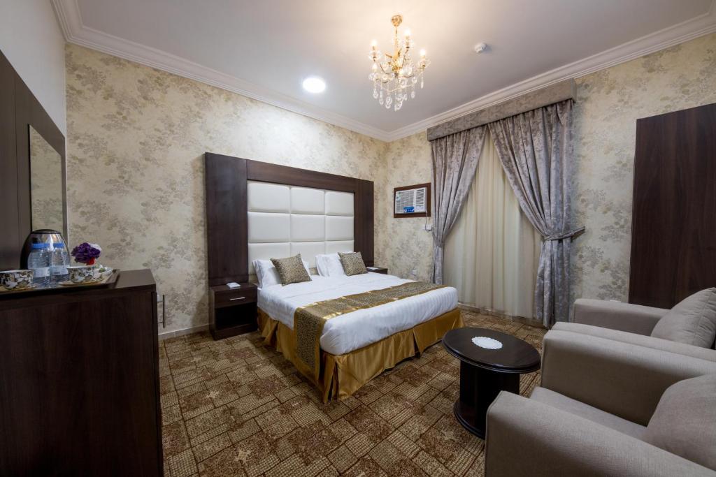 延布Jasmine Beach Hotel Suites的酒店客房,配有床和沙发