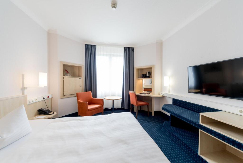 马格德堡马格德堡城际酒店的配有一张床和一台平面电视的酒店客房
