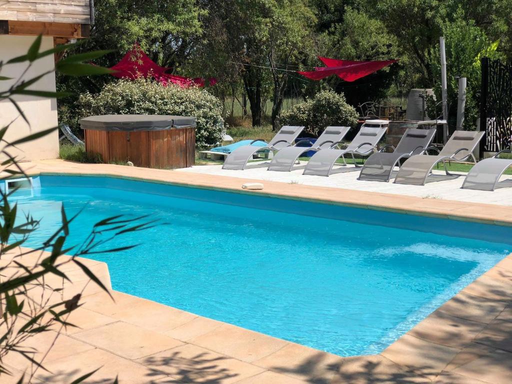 巴亚盖斯Esprit d'Ailleurs的一个带躺椅的游泳池和一个游泳池