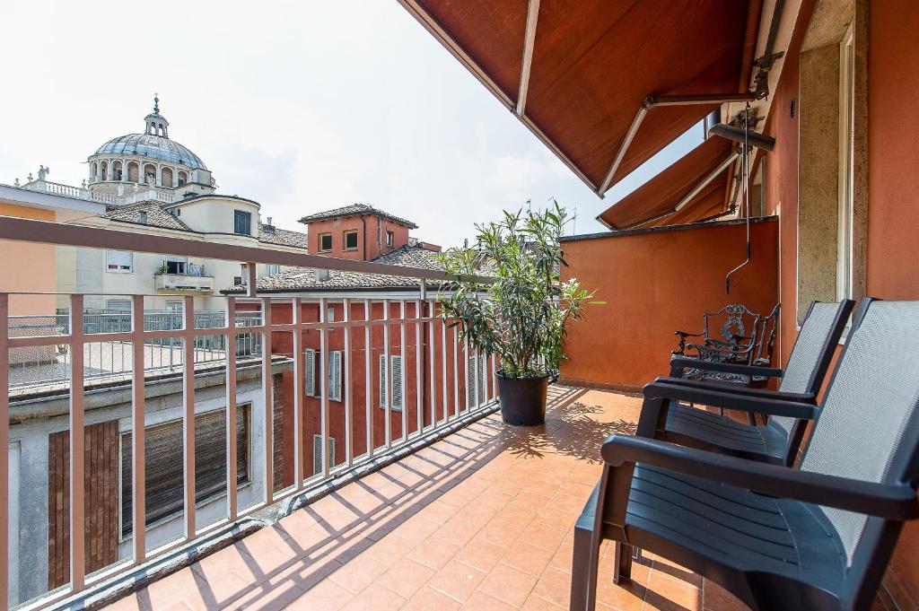 帕尔马都灵诺酒店的阳台设有长凳,享有建筑的景致。