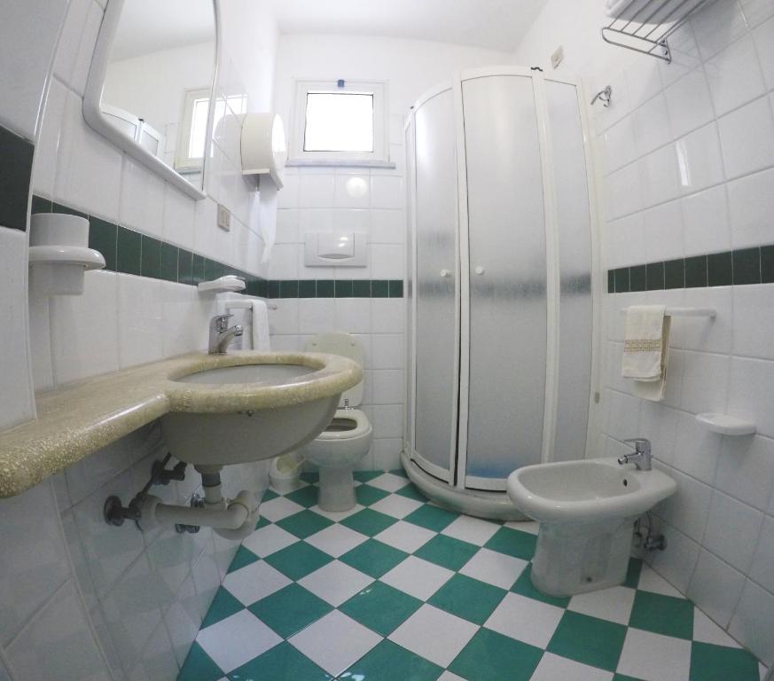 伊斯基亚罗塞塔酒店的一间带水槽和卫生间的浴室