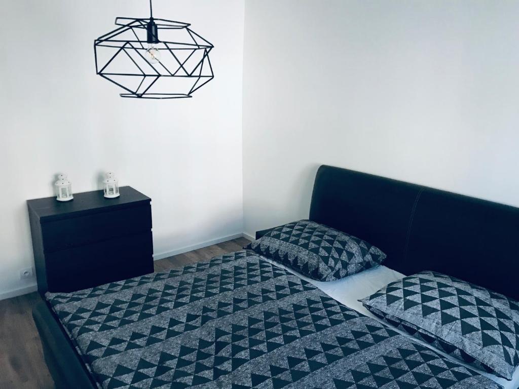 布拉迪斯拉发Príkopova 2 Apartmán的一间卧室配有一张床和一盏黑色灯