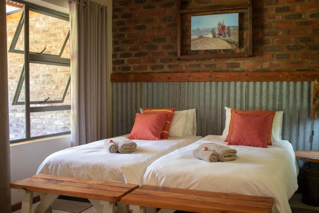 波切夫斯特鲁姆Anderland - De Oude Melkstal的一间卧室配有两张带毛巾的床