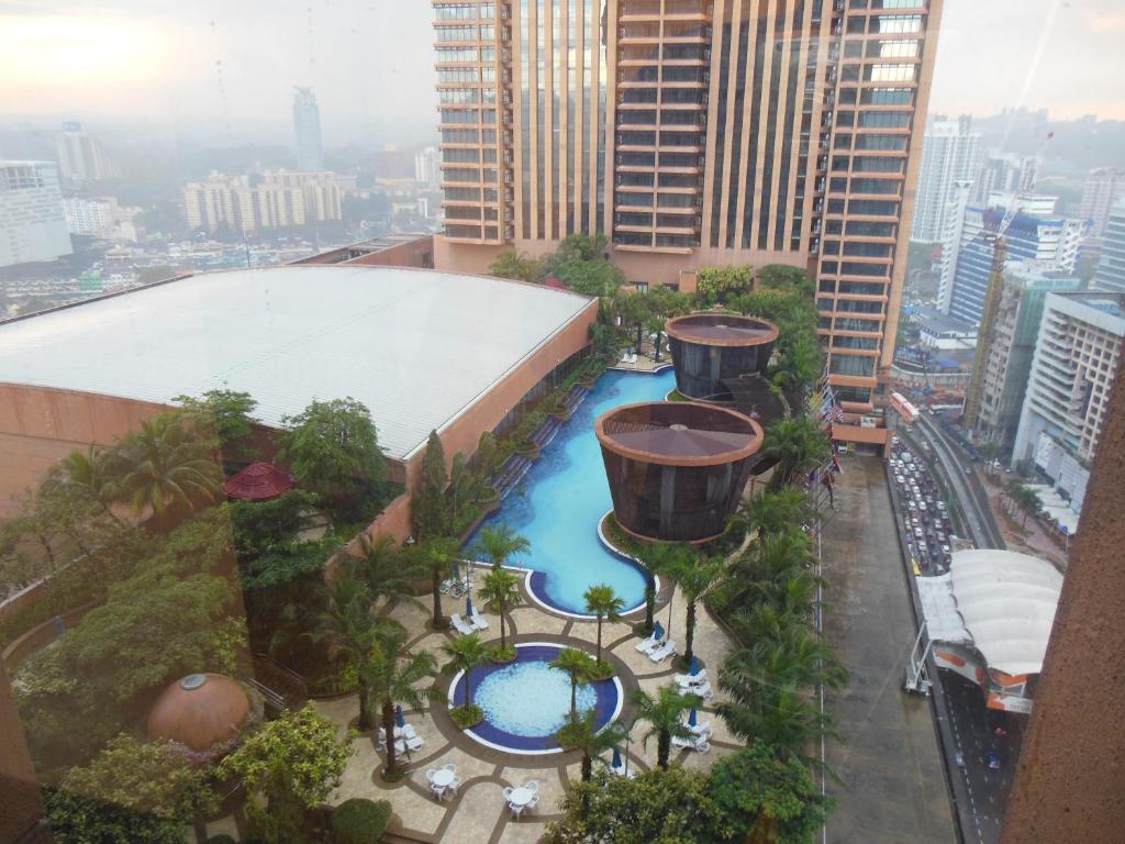 吉隆坡服务式公寓酒店@吉隆坡时代广场的享有带游泳池的建筑的空中景致