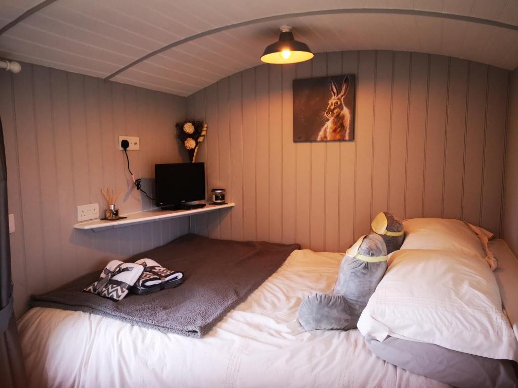 兰德林多德威尔斯Pen-Rhos luxury glamping "Cuckoo's Nest"的一间卧室,卧室内配有一张大床
