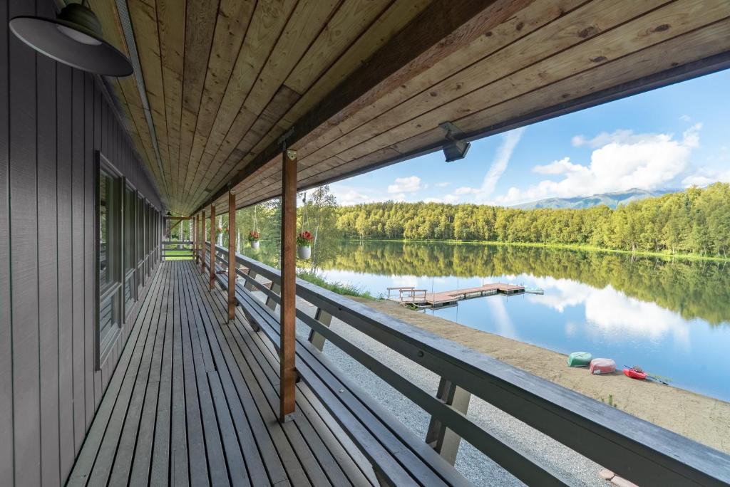 瓦西拉Meier Lake Resort的湖景房屋门廊