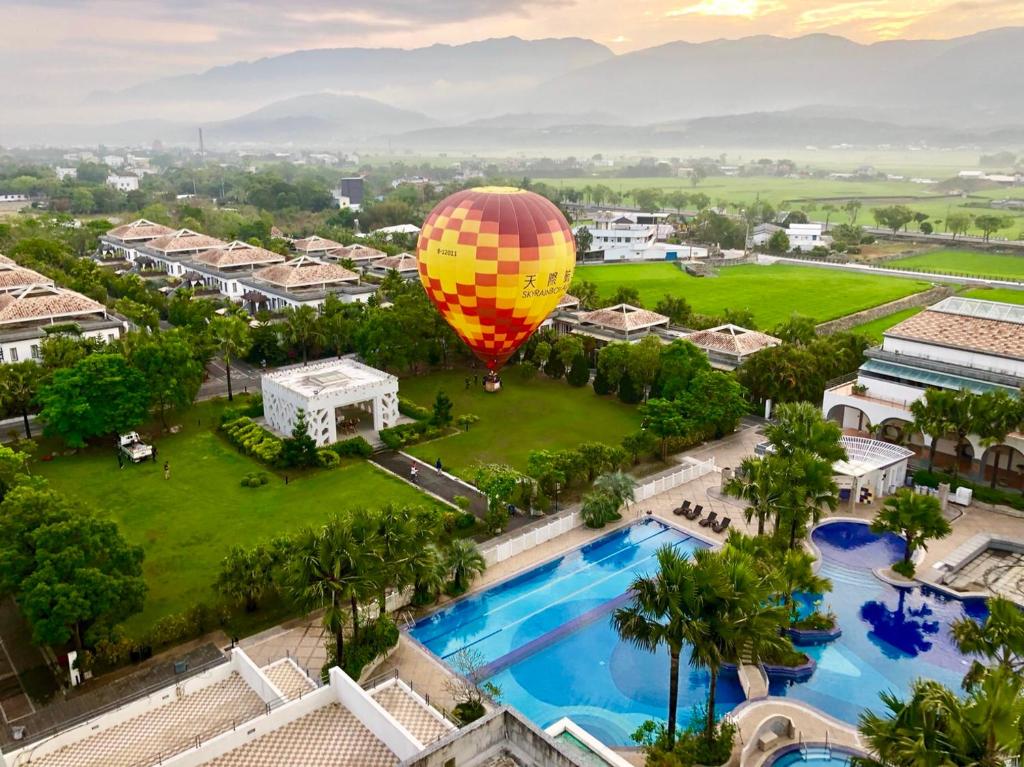 池上日暉國際渡假村的热气球飞越带游泳池的度假胜地