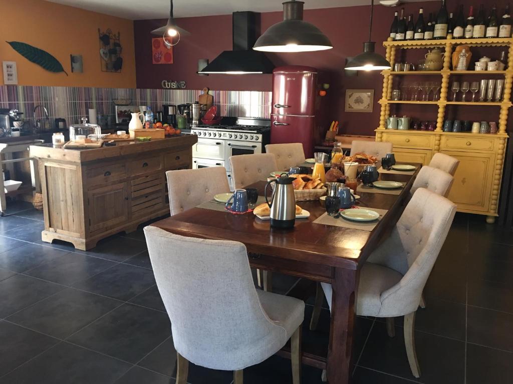 博讷克洛斯查朗特酒店的厨房配有木桌和椅子