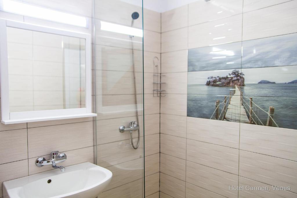 维纳斯Hotel Carmen的浴室设有淋浴、水槽和码头的照片